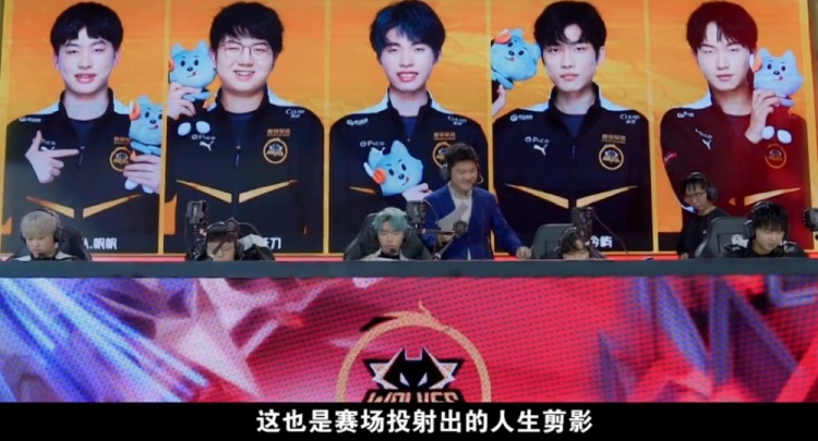 受采访时笑